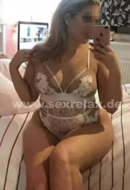 Natascha mit sexy Zungenpiercing